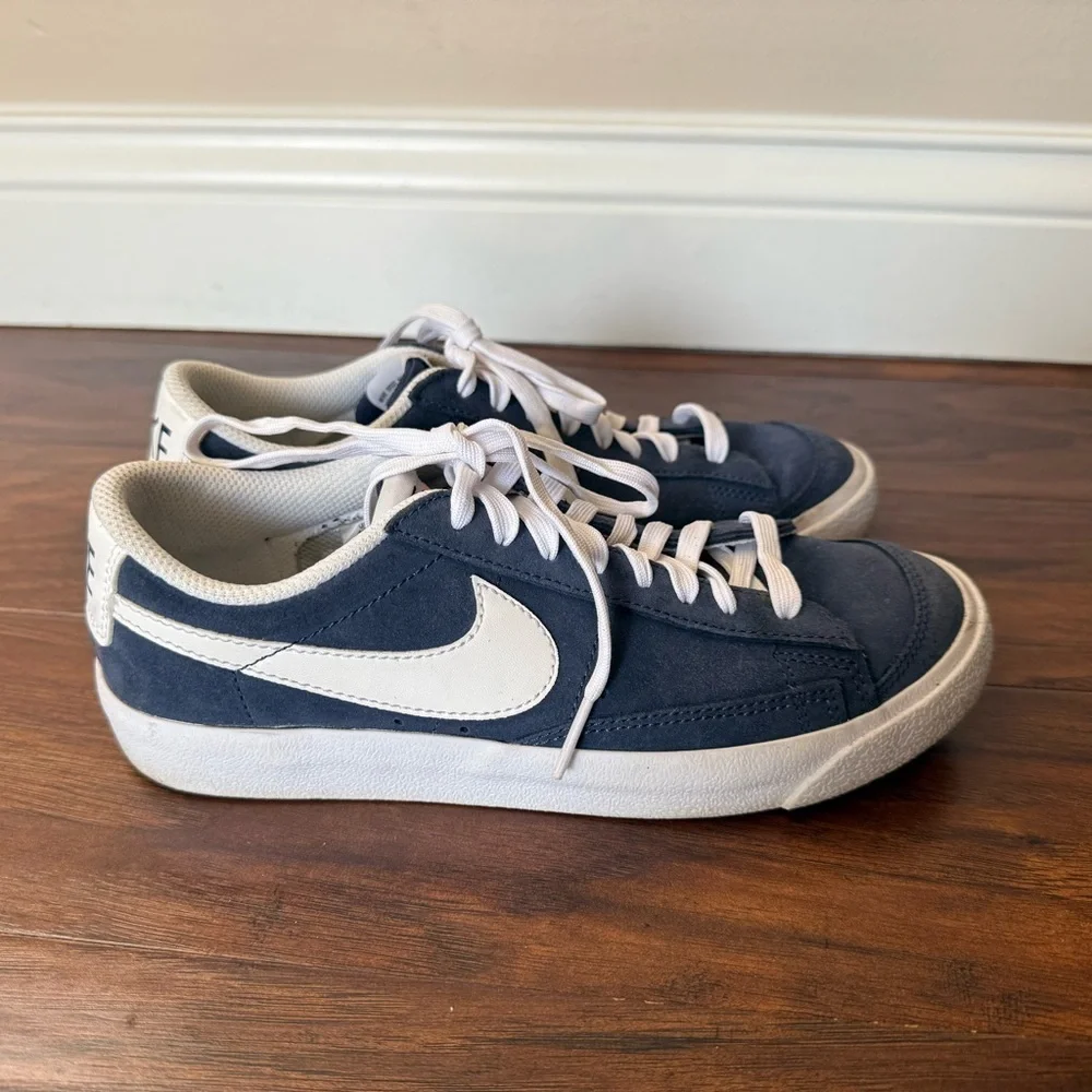 Nike Blazer ‘77 low Navy and White Suede Sneakers-Size 4.5